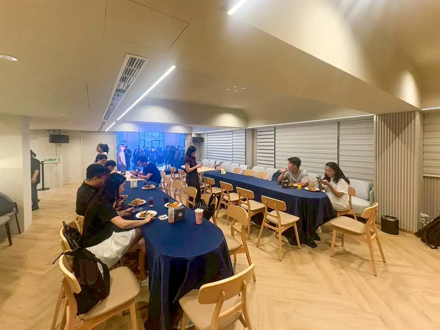 萬聚所包場空間全景，長桌座位加沙發區，20-30人不擁擠也不顯空曠