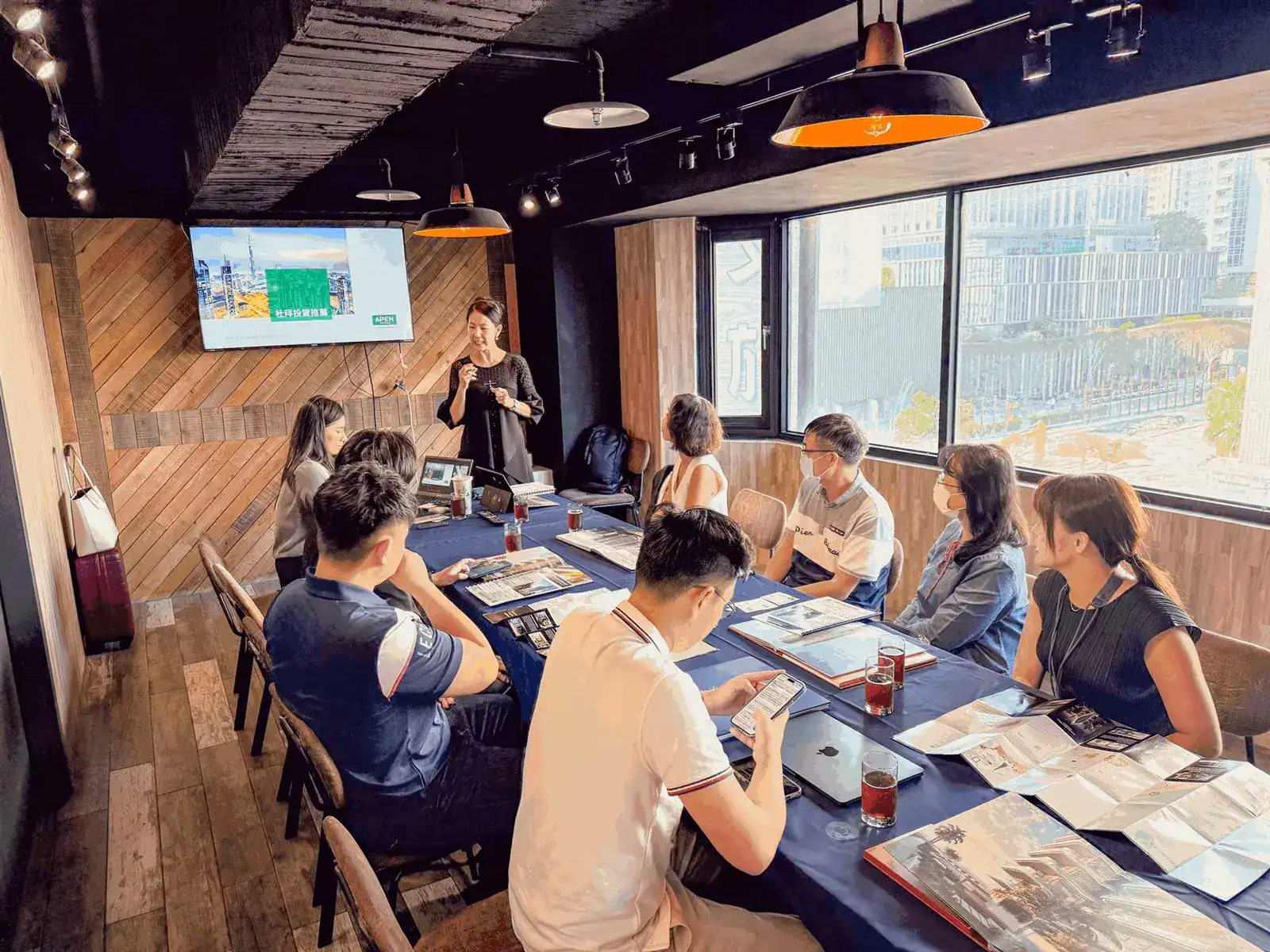 萬聚所包場空間內海外房地產投資說明會實況