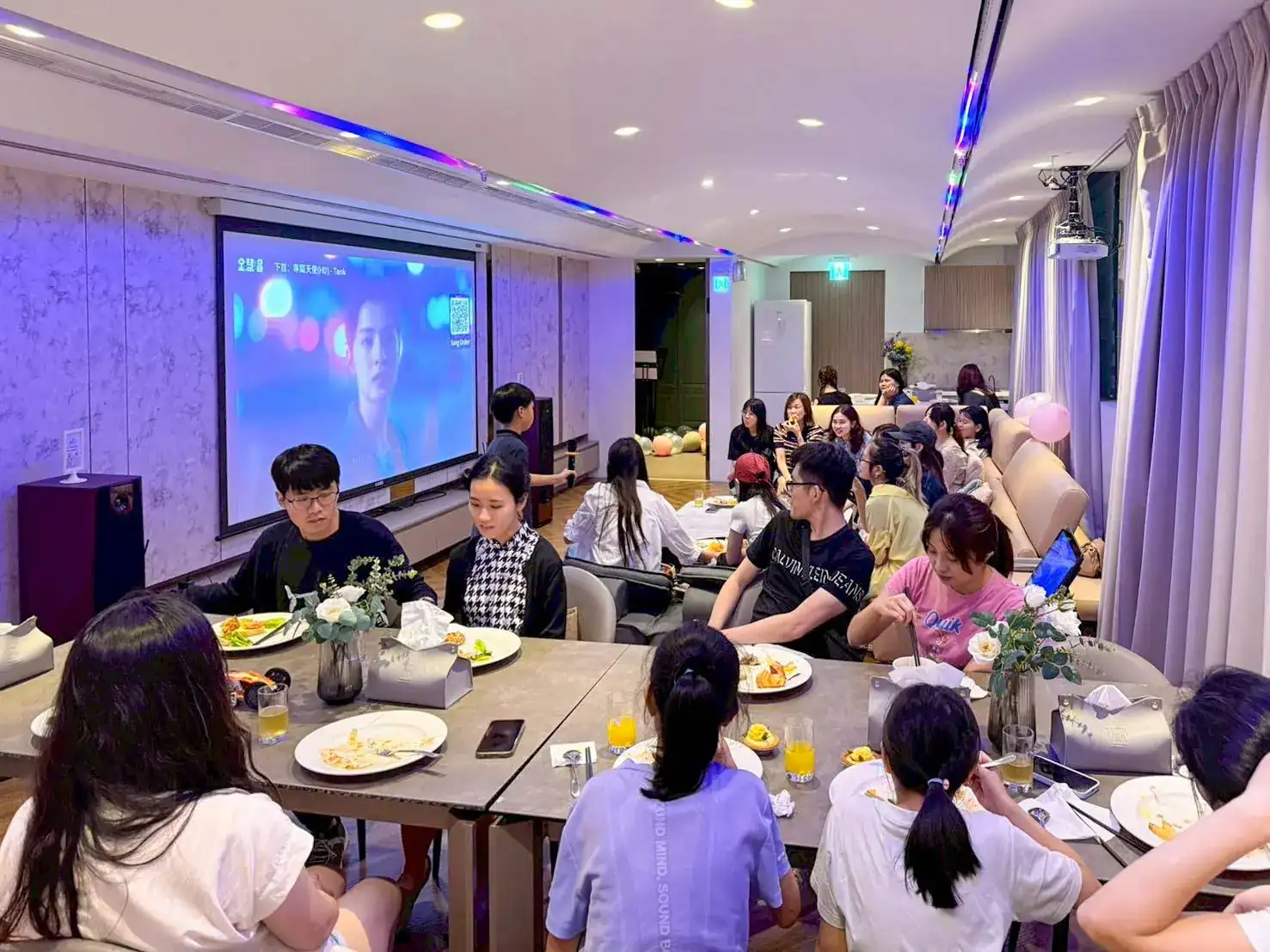 萬聚所同一空間開KTV續攤，燈光轉派對模式