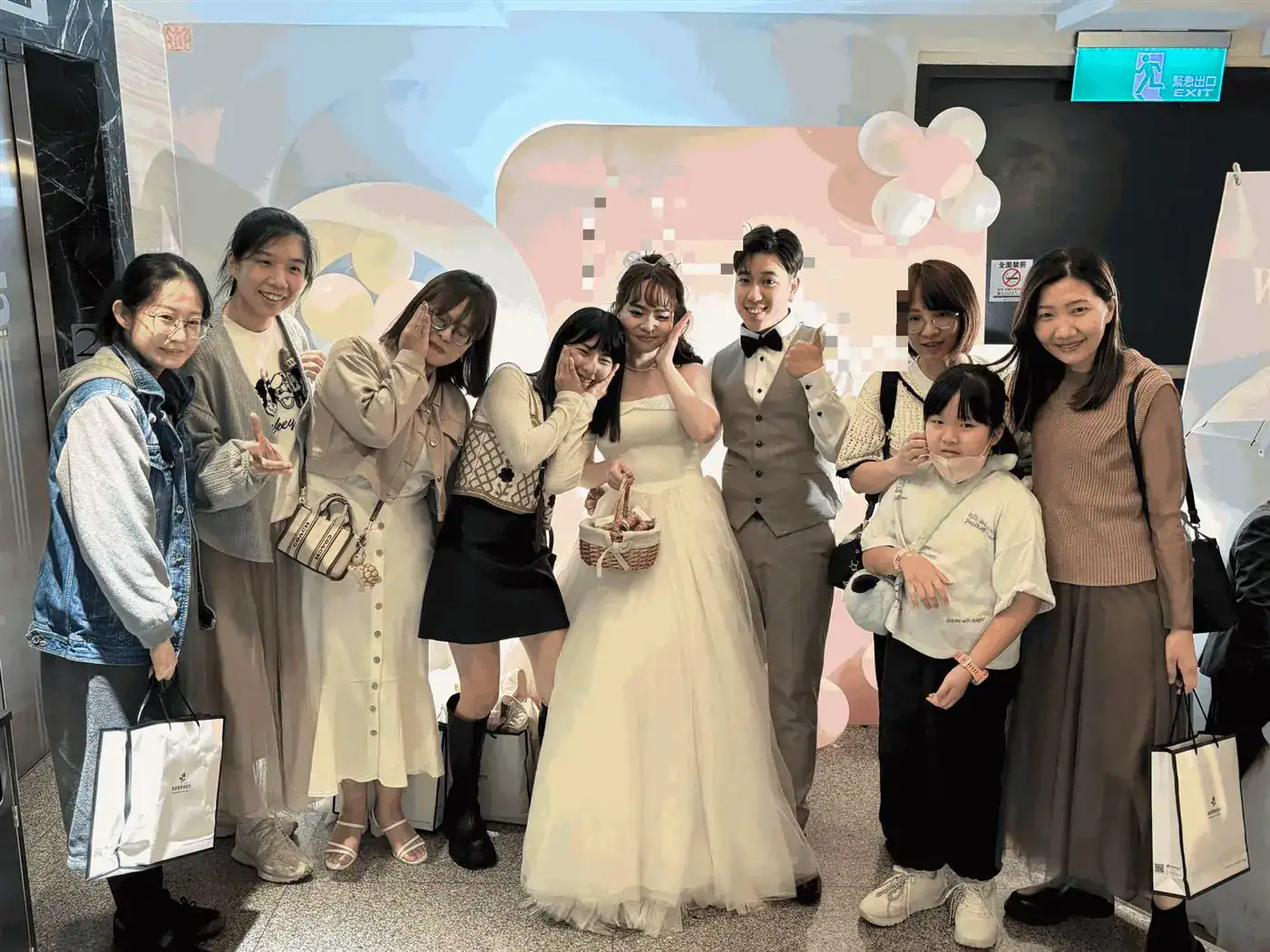 台中小型婚禮 萬聚所中清館 2 樓電梯口的新人迎賓背板，新人與賓客合照