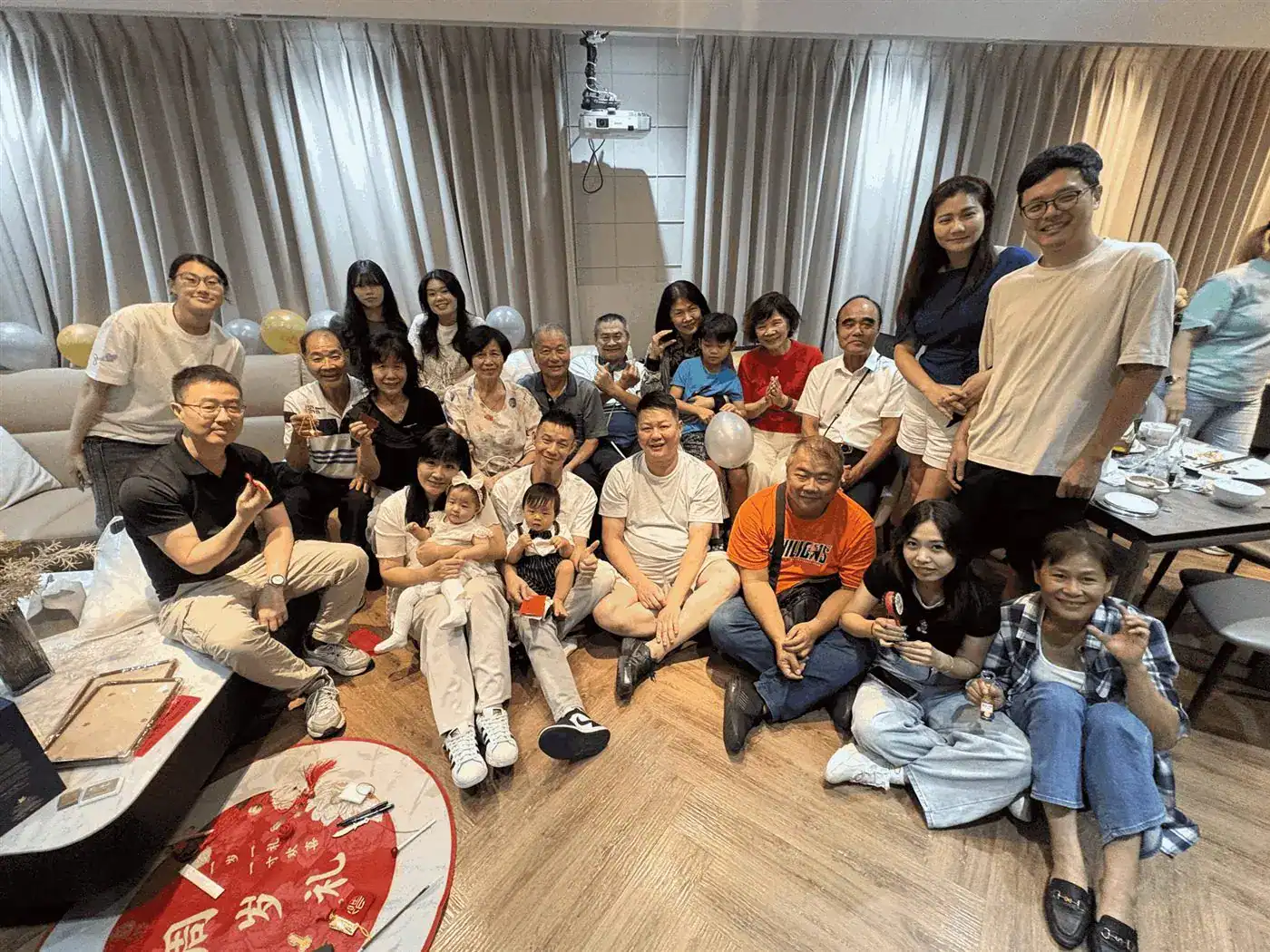 台中家庭聚餐包廂 萬聚所整層包場 三代同堂家族週歲家宴大合照，長輩與兩個寶寶在同一空間