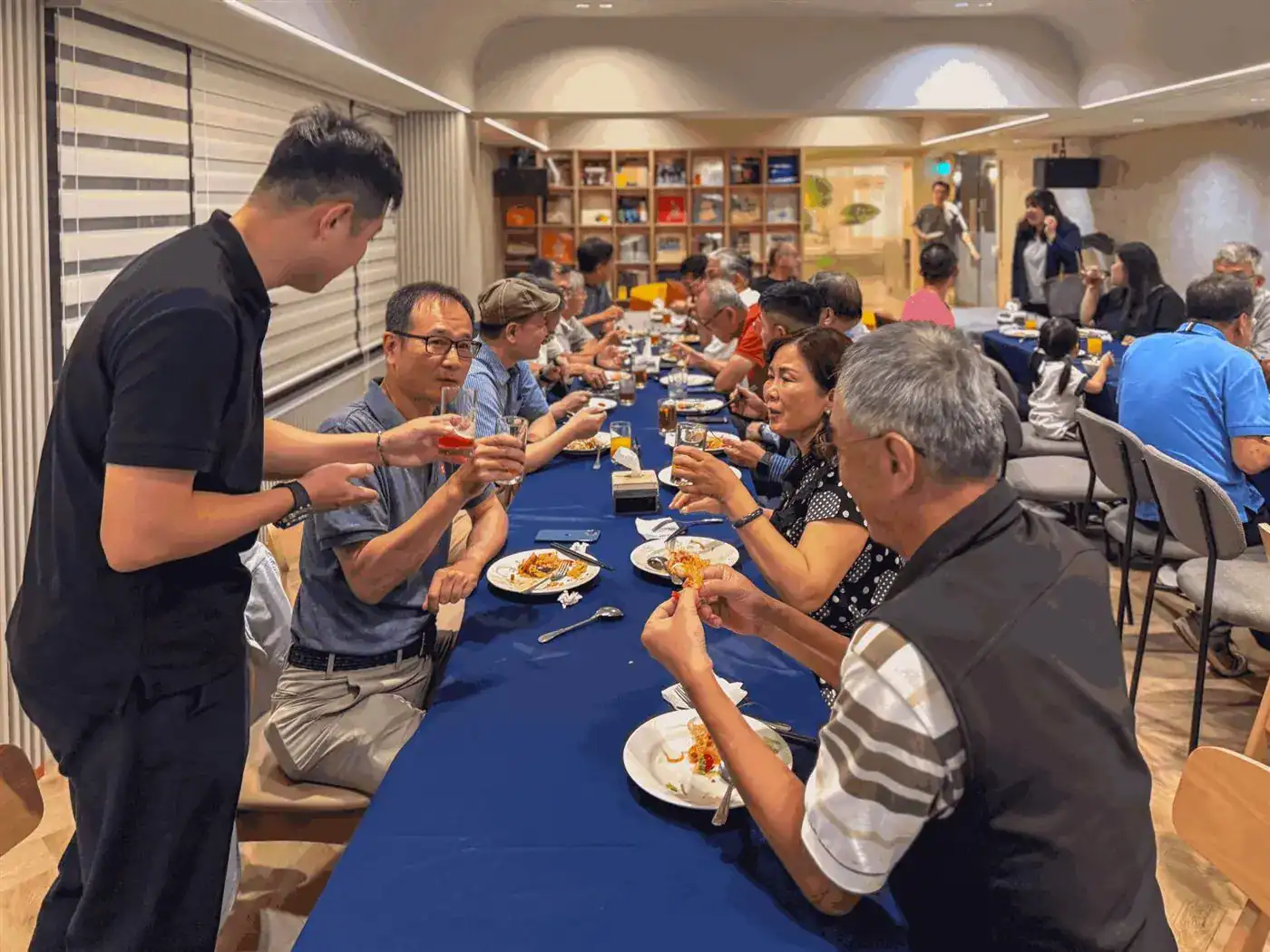 台中家庭聚餐包廂 萬聚所中清館整層包場實拍：深藍桌布長桌排成一長列，兩側坐滿賓客