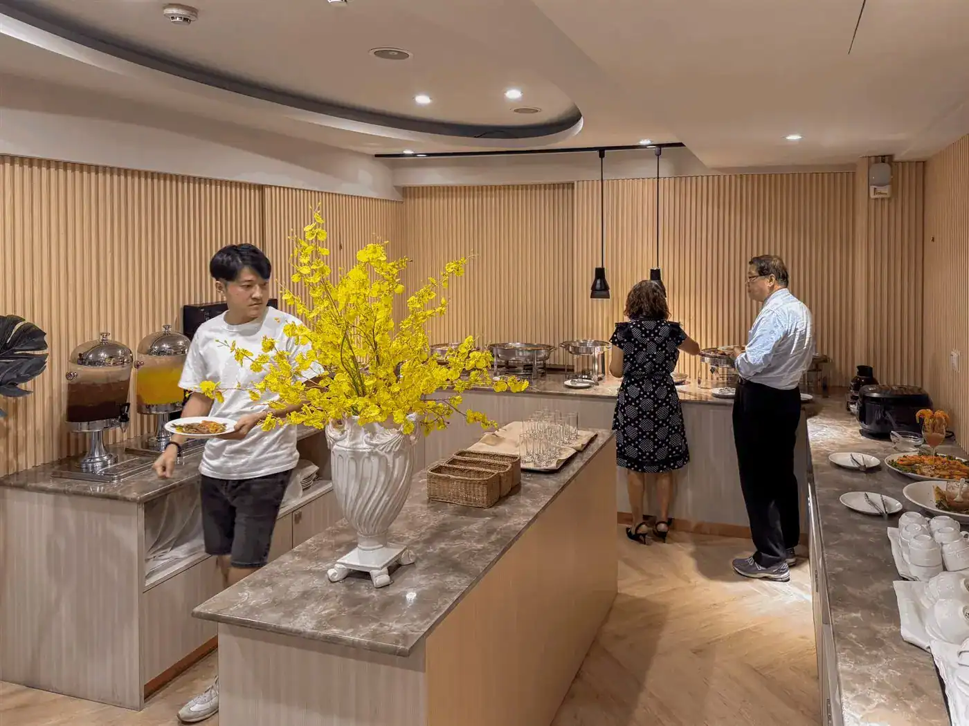 萬聚所中清館 Buffet 取餐區實拍，飲料桶、餐具島台、保溫餐爐