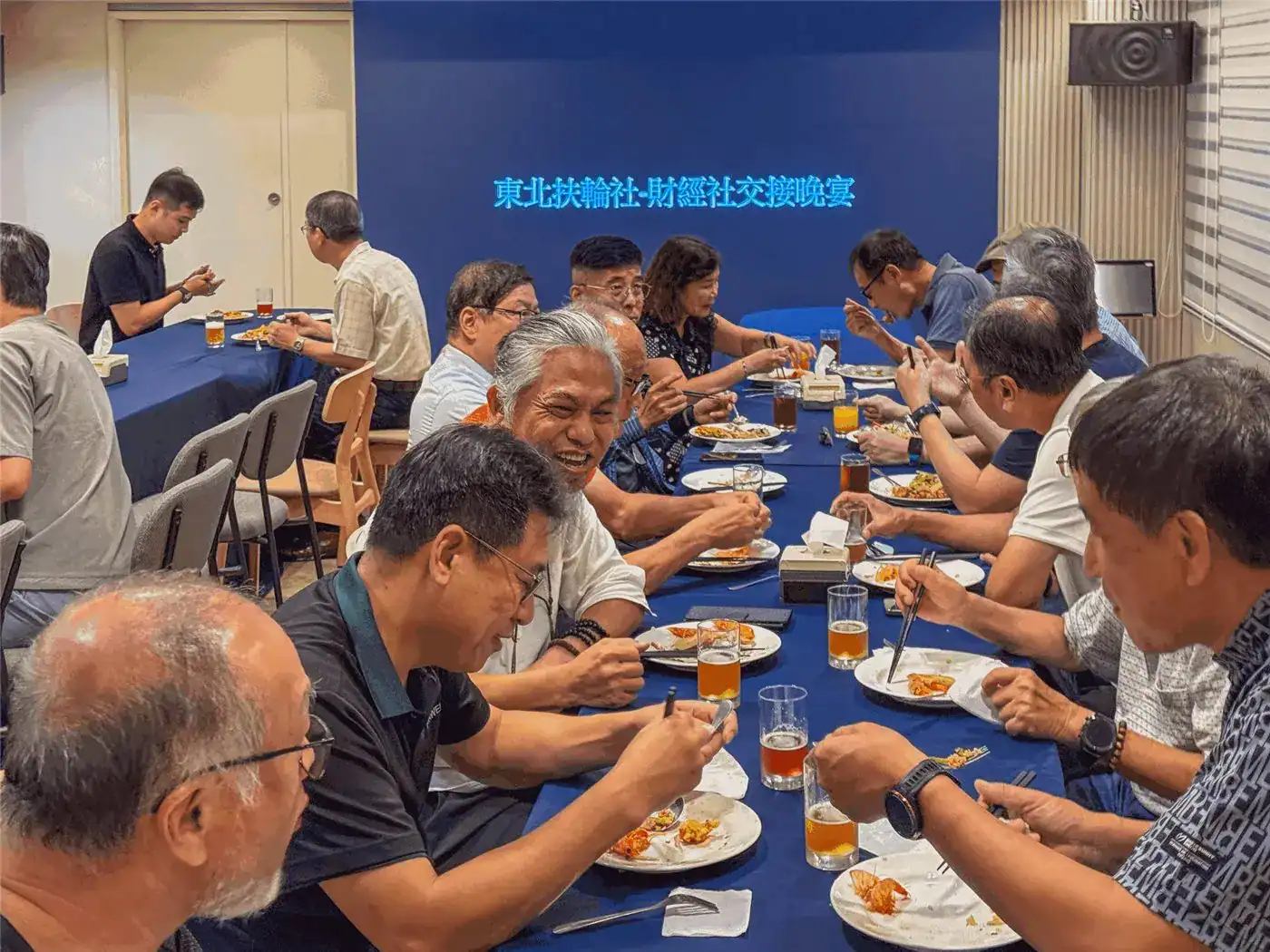 萬聚所中清館派對包廂社團晚宴，藍色桌布長桌坐滿用餐