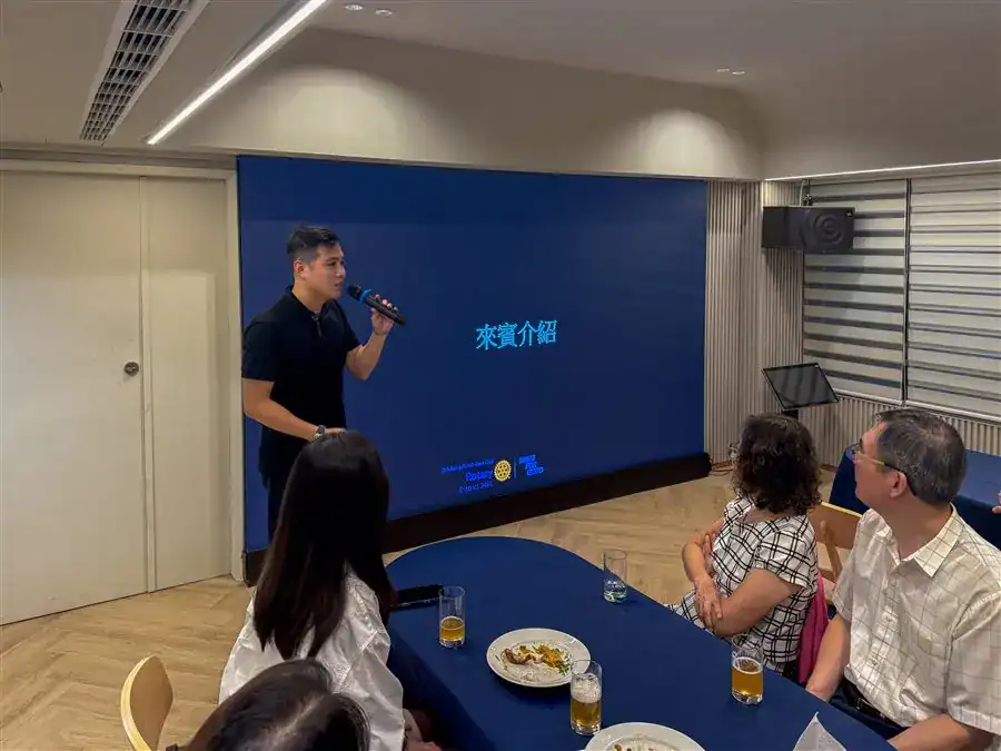 萬聚所中清館社團晚宴 19:37 主持人拿麥克風介紹來賓
