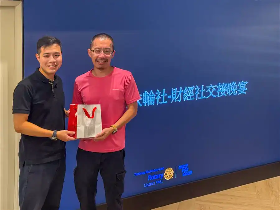 萬聚所中清館社團晚宴 19:43 在螢幕前交接禮物合照