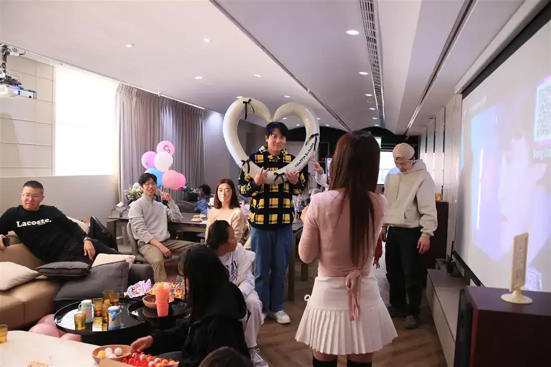 萬聚所勤美館 VVIP 包廂派對打開投影點歌，投影幕角落是點歌 QR code，旁邊是沙發區
